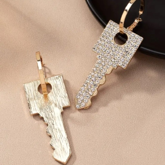 9J: Large Chic Boho-Inspired Rhinestone Embossed Dangle Key Earrings, NWOT - Picture 5 of 6